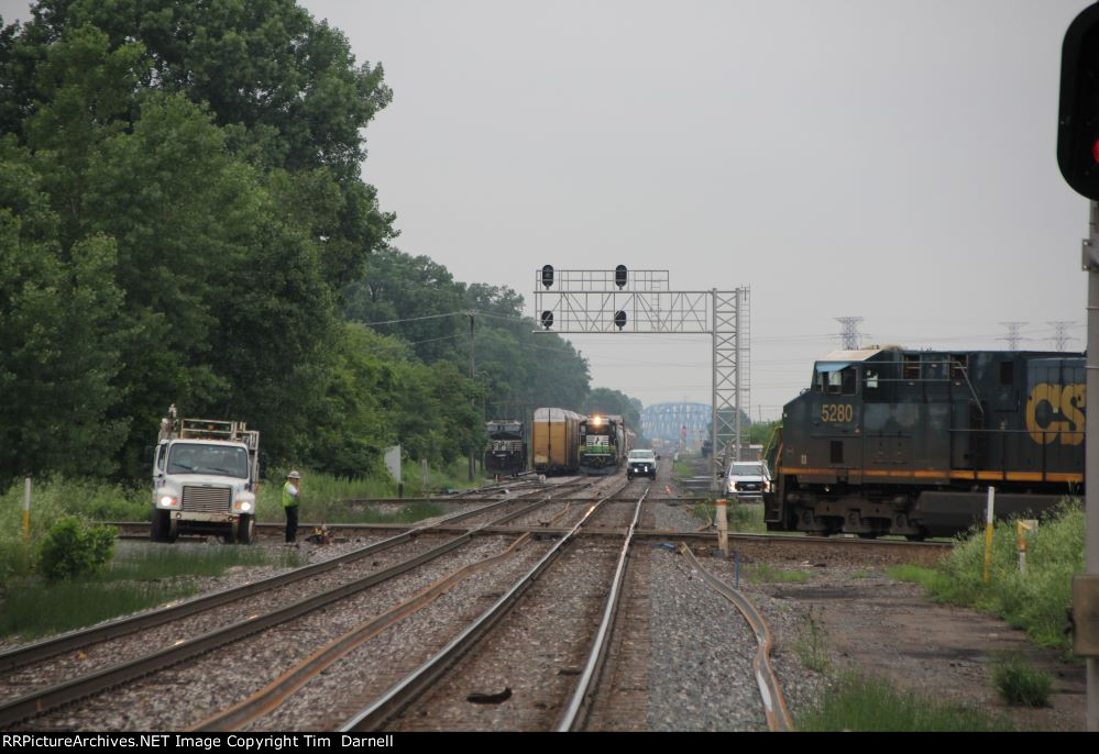 CSX 5280 leads l003